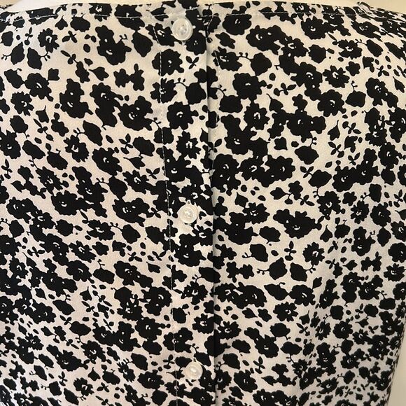 LOFT black white floral cap sleeve button back blouse Size S EUC - Picture 7 of 9